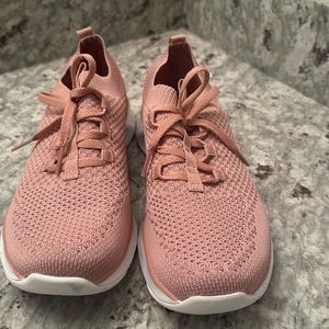 Skechers memory foam in a 6.5. Used only once. No odors. Does not come with box.